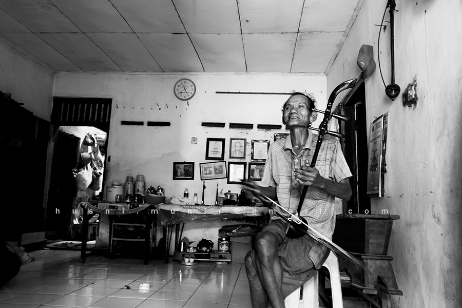 Pak Goyong dengan alat musik tradisional Tehyang