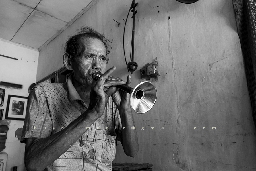 Pak Gayong dengan alat musik tiup di Gambang Kromong