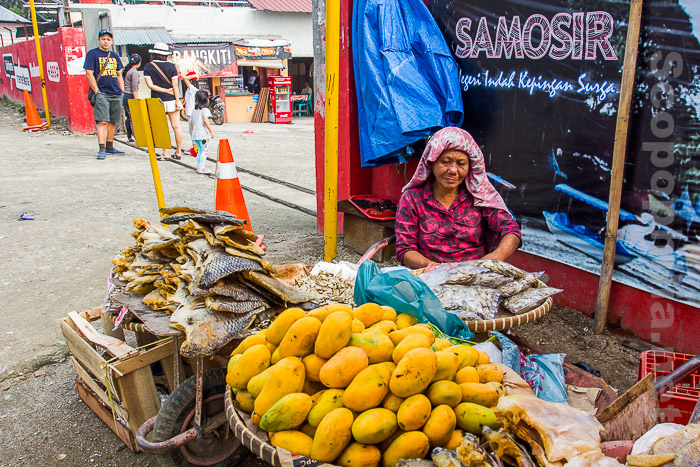 IMG_0602 Ibu penjual mangga di pelabuhan Samosir